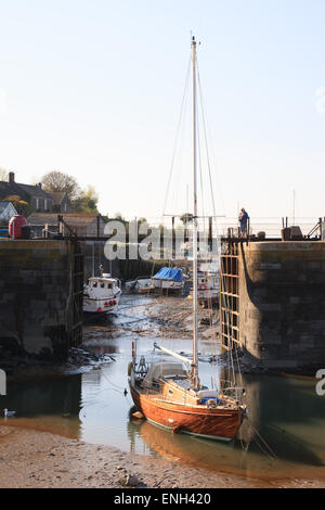 Yacht en bois verni de Porlock Weir le port à marée basse Banque D'Images