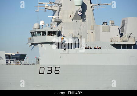 AJAXNETPHOTO. - 21ER AVRIL, 2015. PORTSMOUTH, Angleterre. - Départ - TYPE 45 DESTROYER destroyer HMS Defender de la PNB, LAISSANT EN ROUTE VERS LONDRES POUR PARTICIPER À GALLIPOLI ANNIVERSAIRE ET APRÈS POUR LA NORVÈGE. photo:TONY HOLLAND/AJAX REF:37723 SRD152104 Banque D'Images