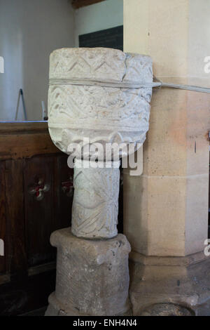 12ème siècle en pierre font avec tige circulaire dans l'église de St Brendan, Brendon, North Devon Banque D'Images