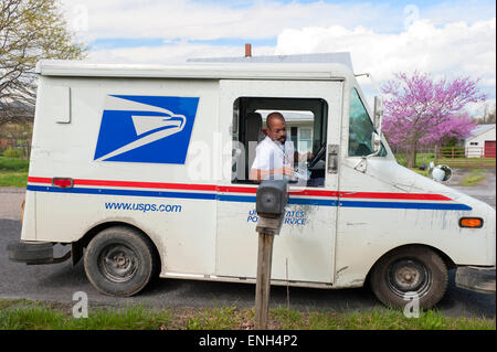 Mailman USPS livraison du courrier à domicile en milieu rural un boîte aux lettres. Banque D'Images