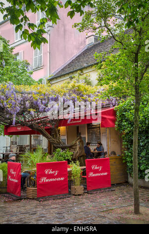 Chez Plumeau sous les glycines - Outdoor Cafe à Montmartre, Paris, France Banque D'Images