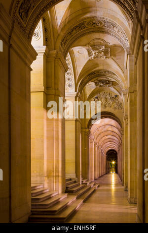 Passage voûté autour d'une cour de Musée du Louvre, Paris, France Banque D'Images