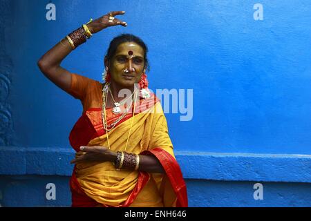 Villupuram, Inde. Le 05 mai, 2015. Une pose sur la caméra, les transgenres sont venus à se marier avec le Seigneur à Aravan festival annuel Koovagam mardi. Les transsexuels se sont réunis pour 18 jours dans le mois d'avril-mai pour observer le festival à Koovagam, village du district de Villupuram de Tamilnadu. © Shashi Sharma/Pacific Press/Alamy Live News Banque D'Images