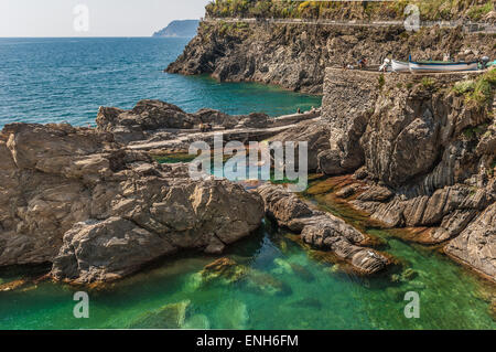 Majestic côte italienne avec piscines bleu-vert de l'eau des océans à Manarola, Cinque Terre, Italie Banque D'Images