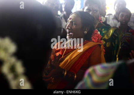 Villupuram, Inde. Le 05 mai, 2015. Des milliers de personnes transgenres se marier avec Seigneur à Koothandavar Aravan temple de Koovagam festival le mardi. Les transsexuels se sont réunis pour 18 jours dans le mois d'avril-mai pour observer le festival à Koovagam, village du district de Villupuram de Tamilnadu. © Shashi Sharma/Pacific Press/Alamy Live News Banque D'Images