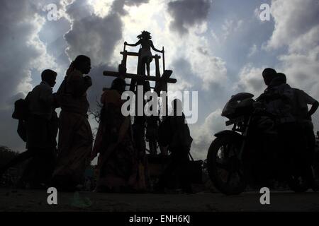 Villupuram, Inde. Le 05 mai, 2015. Des milliers de personnes transgenres se marier avec Seigneur à Koothandavar Aravan temple de Koovagam festival le mardi. Les transsexuels se sont réunis pour 18 jours dans le mois d'avril-mai pour observer le festival à Koovagam, village du district de Villupuram de Tamilnadu. © Shashi Sharma/Pacific Press/Alamy Live News Banque D'Images