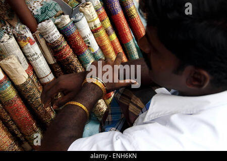 Villupuram, Inde. Le 05 mai, 2015. L'achat d'un transsexuel de se marier avec bangles Aravan Seigneur festival annuel de Koovagam mardi. Les transsexuels se sont réunis pour 18 jours dans le mois d'avril-mai pour observer le festival à Koovagam, village du district de Villupuram de Tamilnadu. © Shashi Sharma/Pacific Press/Alamy Live News Banque D'Images