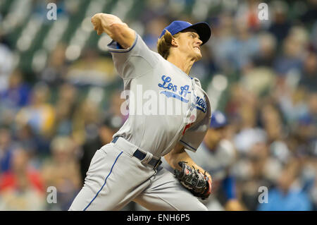 Milwaukee, WI, USA. 5 mai, 2015. Le lanceur partant des Dodgers de Los Angeles, Zack Greinke # 21 offre un lancer au cours de la partie de baseball de ligue majeure entre les Milwaukee Brewers et Les Dodgers de Los Angeles au Miller Park de Milwaukee, WI. John Fisher/CSM/Alamy Live News Banque D'Images