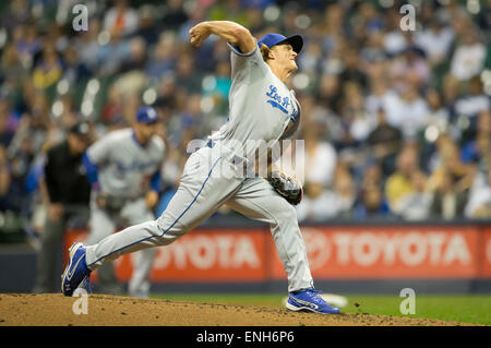 Milwaukee, WI, USA. 5 mai, 2015. Le lanceur partant des Dodgers de Los Angeles, Zack Greinke # 21 offre un lancer au cours de la partie de baseball de ligue majeure entre les Milwaukee Brewers et Les Dodgers de Los Angeles au Miller Park de Milwaukee, WI. John Fisher/CSM/Alamy Live News Banque D'Images