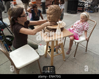 Sculpture artiste Buste de jeune fille au Brooklyn Bridge Park dans DUMBO à Brooklyn, New York. Banque D'Images