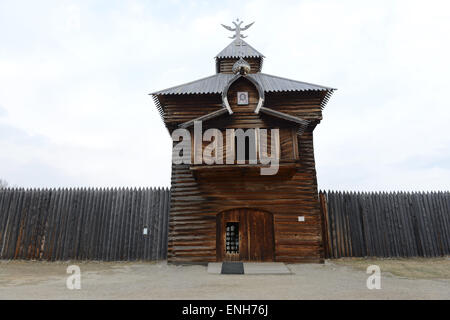 Vieilles maisons en bois de Sibérie traditionnel dans le musée en plein air Taltsy près de Irkoutsk. Banque D'Images