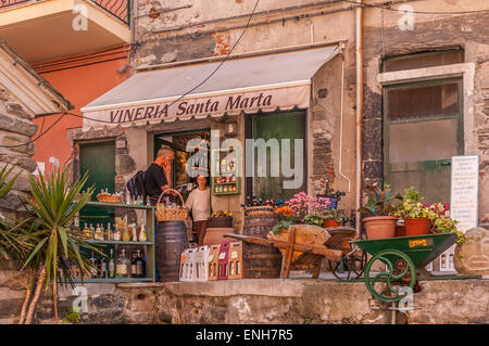 Magasin de vin italien à Vernazza, Cinque Terre, Italie Banque D'Images