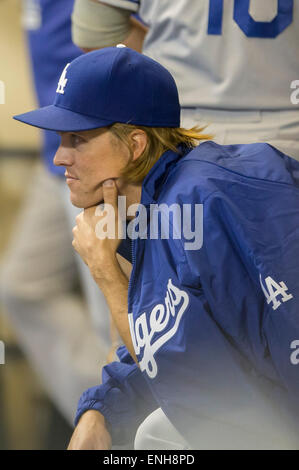 Milwaukee, WI, USA. 5 mai, 2015. Le lanceur partant des Dodgers de Los Angeles, Zack Greinke # 21 regarde sur de l'étang-réservoir au cours de la partie de baseball de ligue majeure entre les Milwaukee Brewers et Les Dodgers de Los Angeles au Miller Park de Milwaukee, WI. John Fisher/CSM/Alamy Live News Banque D'Images