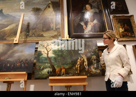 Berlin, Allemagne. Apr 30, 2015. Un employé de maison de vente Villa Grisebach présente plusieurs toiles à Berlin, Allemagne, 30 avril 2015. Les éléments, avec d'autres peintures de la collection d'art, Rohde-Hinze sera mise aux enchères le 03 et 04 juillet 2015 par maison de vente Villa Grisebach. La collection par un marchand d'art Kurt Rohde (1882-1950) a été sauvée par sa fille et un ancien employé à Berlin pendant la Seconde Guerre mondiale. PHOTO : WOLFGANG KRUMM/dpa ( EN RAPPORT À L'ACTUEL RAPPORT SUR LA VENTE AUX ENCHÈRES) © dpa/Alamy Live News Banque D'Images