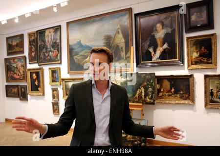 Berlin, Allemagne. Apr 30, 2015. Commissaire-priseur Stefan Koerner présente plusieurs toiles à Berlin, Allemagne, 30 avril 2015. Les éléments, avec d'autres peintures de la collection d'art, Rohde-Hinze sera mise aux enchères le 03 et 04 juillet 2015 par maison de vente Villa Grisebach. La collection par un marchand d'art Kurt Rohde (1882-1950) a été sauvée par sa fille et un ancien employé à Berlin pendant la Seconde Guerre mondiale. PHOTO : WOLFGANG KRUMM/dpa/Alamy Live News Banque D'Images