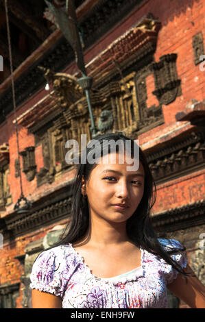 Une jolie jeune femme debout népalais de la traditionnelle Bhairabnath Mandir ( temple ) dans Bhaktapur, Népal. Banque D'Images