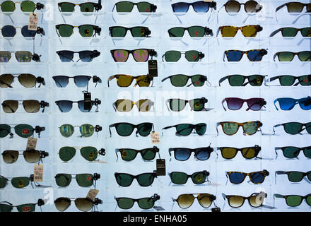 Ray Ban sunglasses UK afficher dans une boutique hors taxes à l'aéroport. Banque D'Images