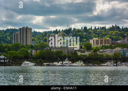 Vue d'un port de plaisance et les bâtiments le long de la rivière Willamette, à Portland, Oregon. Banque D'Images