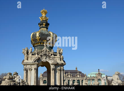 Vue depuis le sud sur la partie supérieure de la porte de la Couronne au-dessus de la terrasse, tour en arc Baroque est entrée principale dans le Zwinger, Dresde, Saxe, Banque D'Images