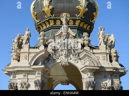 Close-up du côté sud de la porte de la Couronne au-dessus de la terrasse, tour en arc Baroque est entrée principale dans le Zwinger, Dresde, Saxe, Ge Banque D'Images