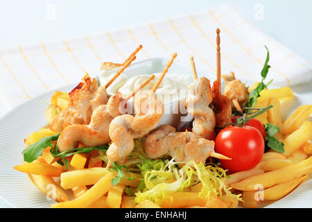 Satay de poulet avec frites et sauce tartare Banque D'Images