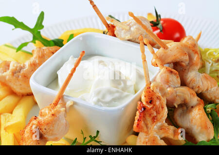 Satay de poulet avec frites et sauce tartare Banque D'Images