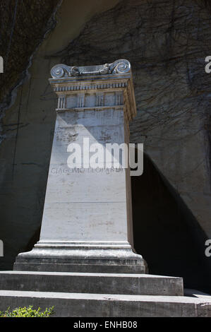 Tombe de Giacomo Leopardi, poète italien à Naples, près du tombeau de Virgile Banque D'Images