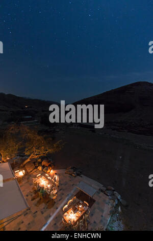 Feynan en Jordanie, - Mars 26,2015 : Nightview depuis le toit d'une maison de la réserve naturelle en Jordanie Feynan en Banque D'Images