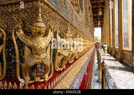 Statues en or, Garuda avec les Nagas, démons, tuteurs, temple Wat Phra Kaeo, Palais Royal, Bangkok, Thailand, Thaïlande centrale Banque D'Images