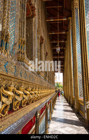 Statues en or, Garuda avec les Nagas, démons, tuteurs, temple Wat Phra Kaeo, Palais Royal, Bangkok, Thailand, Thaïlande centrale Banque D'Images