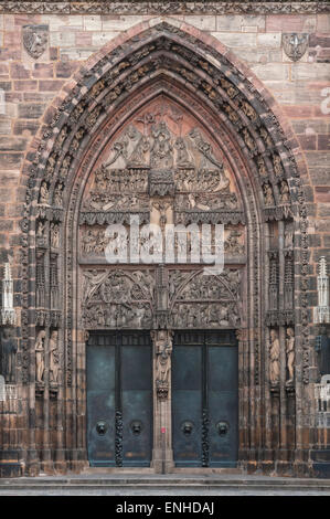 Portail principal de style gothique de Sankt Lorenz ou église Saint-Laurent, Nuremberg, Middle Franconia, Bavaria, Germany Banque D'Images