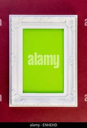 Cadre blanc sur rouge foncé avec du vert pour votre copie Banque D'Images