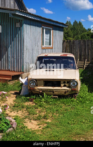 Maison de village cour - voiture ancienne. Banque D'Images