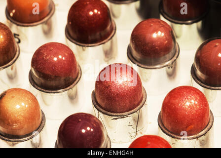 Des échantillons de rouge à lèvres dans le salon de beauté. Banque D'Images