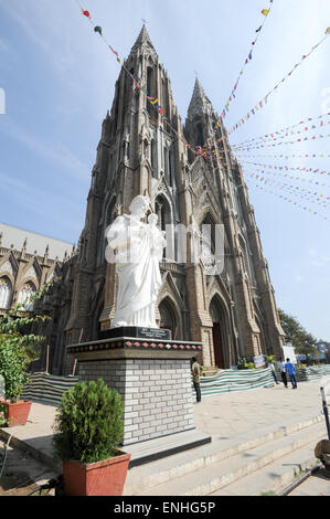 Mysore, Inde - 23 janvier 2015 : Les personnes qui se font passer pour une photo en face de la cathédrale St Jean à Mysore en Inde Banque D'Images