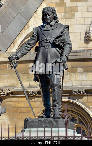 Londres, Angleterre, Royaume-Uni. statue (William hamo 1970 Ford Econoline ; 1899) d'Oliver Cromwell (1599-1658) en face du parlement Banque D'Images