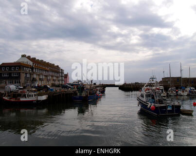 West Bay, également connu sous le nom de Bridport Harbour sur un jour gris, Dorset, UK Banque D'Images