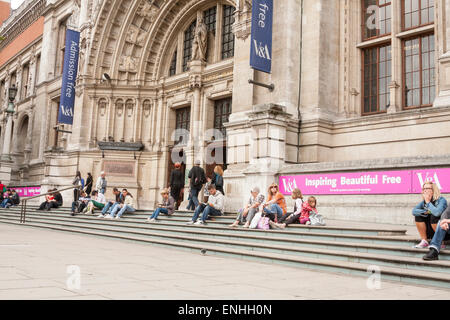 Vue extérieure de l'entrée du Musée Victoria et Albert, Londres, Royaume-Uni. Banque D'Images