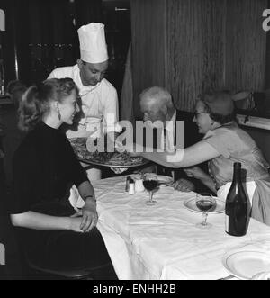 La fonction va à Busman France, juillet 1953. Le projet de loi et Hilda Masters à Paris pour rendre visite à leur fille, Sheila Masters, qui est membre de la célèbre troupe de danse, les Bluebell Girls du Lido sur les Champs-Élysées à Paris, France. Sur la photo : Bill et de Hil Banque D'Images