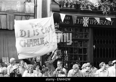 Jour du Mariage du Prince Charles et de Lady Diana Spencer, le 29 juillet 1981. Sur la photo : foule de sympathisants, avec la bannière "La Di est Cast Charlie', à l'extérieur de l'Tipparary pub à Londres. Banque D'Images