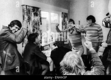 Les joueurs de Leeds United célébrer après avoir entendu la FA Cup demi-finale tirer sur la radio dans un café près de Elland Road. l-r Norman Hunter, Peter Lorimer, Allan Clarke et Eddie Gray. Le 20 mars 1973. Banque D'Images