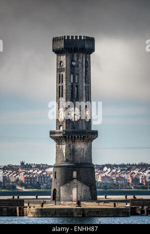 Victoria Tower est un néo-gothique classé Grade II tour de l'horloge à six faces situé le long d'un quai de Salisbury à Liverpool Banque D'Images