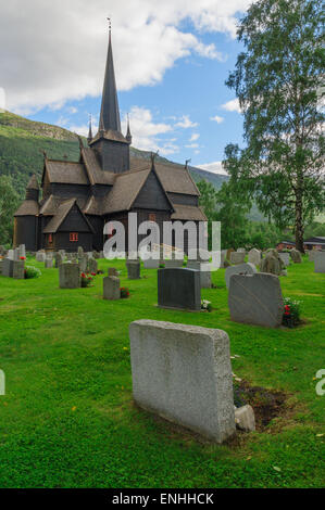 Bâtiment en bois antique de stave norvégien chapelle et son cimetière à Lom Banque D'Images