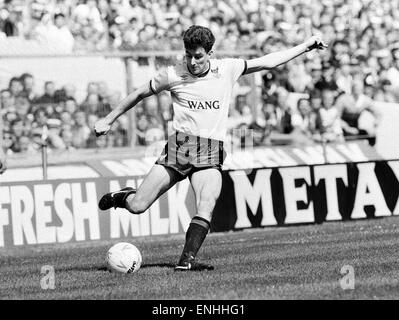 1986 Finale de la coupe de lait au stade de Wembley. 3 Oxford United v Queens Park Rangers 0 John Aldridge d'Oxford en action pendant le match. 19 avril 1986. Banque D'Images