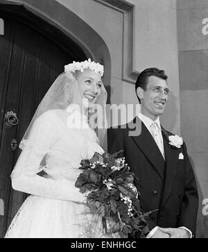 Bluebell Sheila Masters 22 jeudi 28 novembre français Maurice Brerot à Birmingham, 3 septembre 1955. Sheila Masters, est un membre de la célèbre troupe de danse, les Bluebell Girls du Lido sur les Champs-Élysées à Paris, France. Banque D'Images