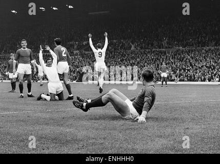 Manchester United 1 c. Leeds United 3. Paul Madeley se détourne pour célébrer après avoir marqué de Leeds. 27 août 1966. Banque D'Images