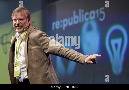 Berlin, Allemagne. 06 mai, 2015. Mathématicien Gunter Dueck parle au cours de la Re:publica Internet conference à Berlin, Allemagne, 06 mai 2015. Les médias congrès a lieu du 05 au 07 mai 2015. PHOTO : BRITTA PEDERSEN/dpa/Alamy Live News Banque D'Images