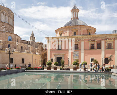 Plaza Décimo Junio Bruto avec la basilique de Virgen de los Desamparados, Valencia, Espagne Banque D'Images