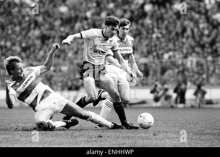 1986 Finale de la coupe de lait au stade de Wembley. 3 Oxford United v Queens Park Rangers 0 John Aldridge d'Oxford en action pendant le match, contestée par un QPR defender. 19 avril 1986. Banque D'Images