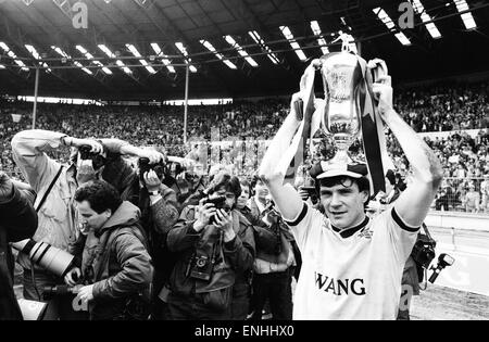 1986 Finale de la coupe de lait au stade de Wembley. 3 Oxford United v Queens Park Rangers 0 Ray Houghton d'Oxford détient en altitude le trophée après le match. 19 avril 1986. Banque D'Images